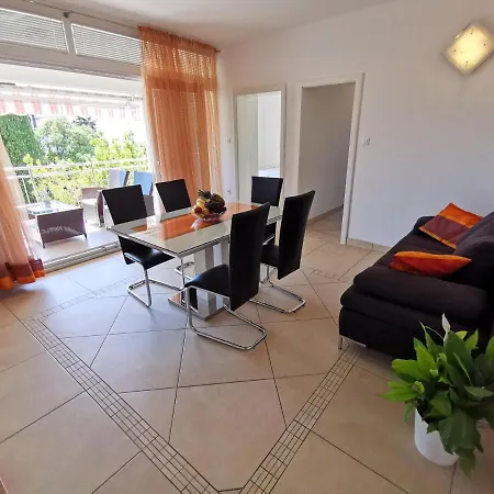 Sara 50 M From The Beach, With Balcony, Ac, Private Parking * Crikvenica