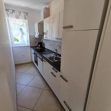 Sara 50 M From The Beach, With Balcony, Ac, Private Parking Apartament