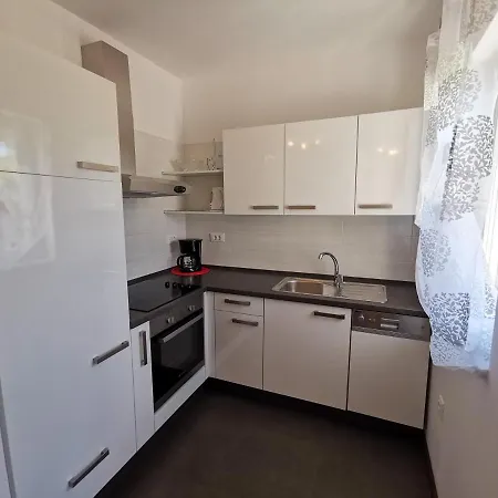 Sara 50 M From The Beach, With Balcony, Ac, Private Parking Apartament *