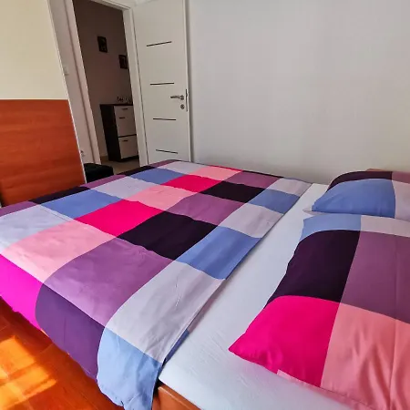 Apartament Sara 50 M From The Beach, With Balcony, Ac, Private Parking