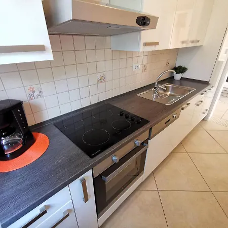 Apartament Sara 50 M From The Beach, With Balcony, Ac, Private Parking *