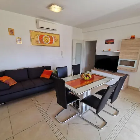 Sara 50 M From The Beach, With Balcony, Ac, Private Parking Apartament *
