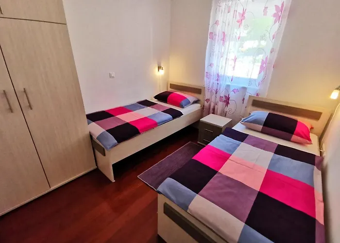 Sara 50 M From The Beach, With Balcony, Ac, Private Parking *