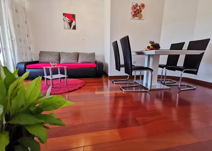 아파트 Sara 50 M From The Beach, With Balcony, Ac, Private Parking *