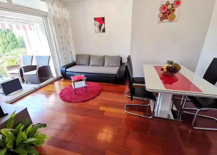 Sara 50 M From The Beach, With Balcony, Ac, Private Parking *