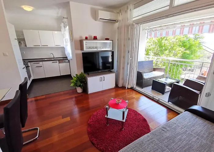 Sara 50 M From The Beach, With Balcony, Ac, Private Parking