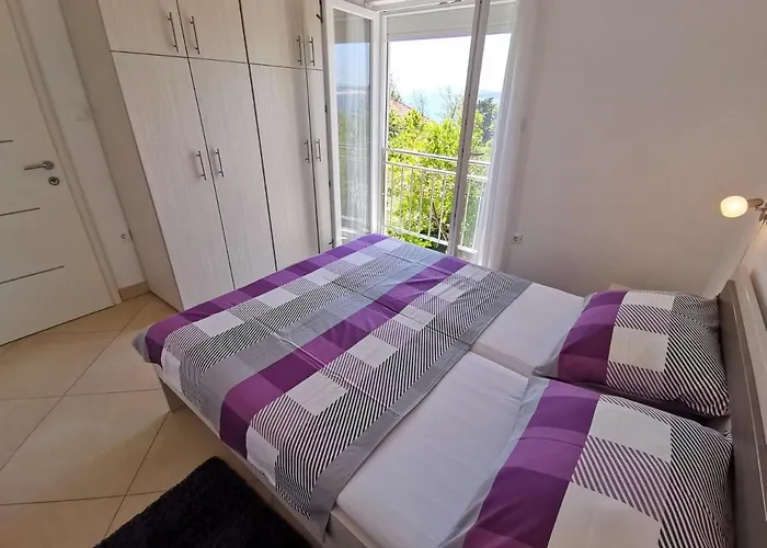 Sara 50 M From The Beach, With Balcony, Ac, Private Parking