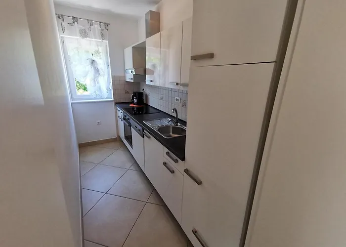 Sara 50 M From The Beach, With Balcony, Ac, Private Parking 아파트