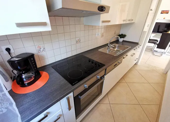 아파트 Sara 50 M From The Beach, With Balcony, Ac, Private Parking *