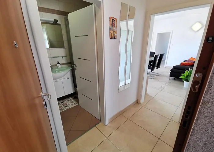 아파트 Sara 50 M From The Beach, With Balcony, Ac, Private Parking 크리크베니카
