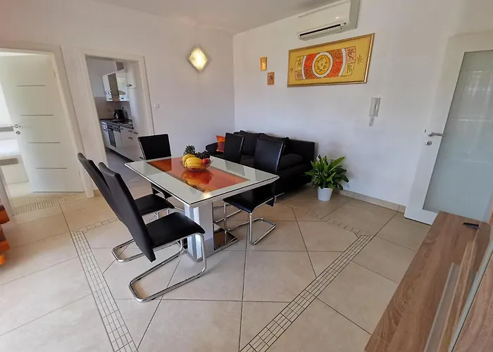 Sara 50 M From The Beach, With Balcony, Ac, Private Parking 크리크베니카