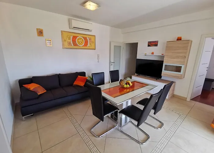 Sara 50 M From The Beach, With Balcony, Ac, Private Parking 아파트 *