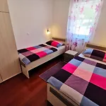 Sara 50 M From The Beach, With Balcony, Ac, Private Parking *