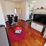 Sara 50 M From The Beach, With Balcony, Ac, Private Parking Apartman Crikvenica