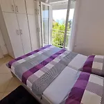 Sara 50 M From The Beach, With Balcony, Ac, Private Parking