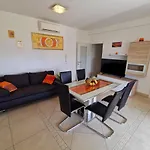 Sara 50 M From The Beach, With Balcony, Ac, Private Parking Apartman *