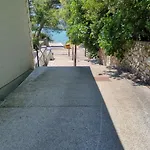 Apartman Sara 50 M From The Beach, With Balcony, Ac, Private Parking