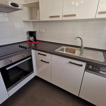 Apartment Sara 50 M From The Beach, With Balcony, Ac, Private Parking *