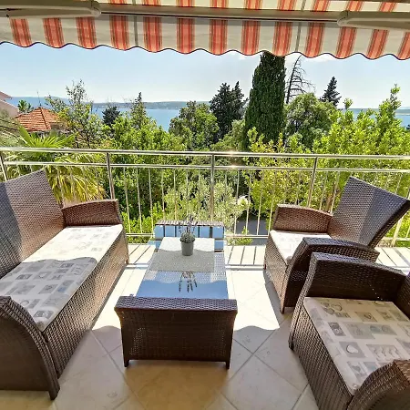 Apartman Sara 50 M From The Beach, With Balcony, Ac, Private Parking