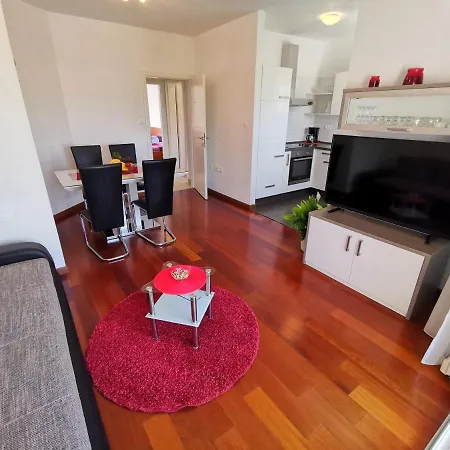 Sara 50 M From The Beach, With Balcony, Ac, Private Parking Apartman Crikvenica