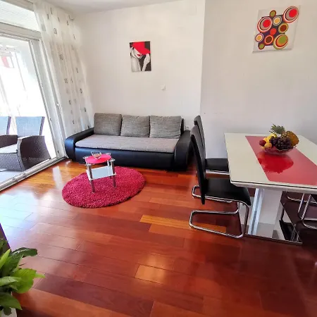 Sara 50 M From The Beach, With Balcony, Ac, Private Parking *