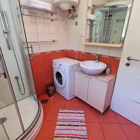 Apartment Sara 50 M From The Beach, With Balcony, Ac, Private Parking