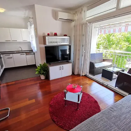 Sara 50 M From The Beach, With Balcony, Ac, Private Parking