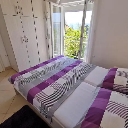 Sara 50 M From The Beach, With Balcony, Ac, Private Parking