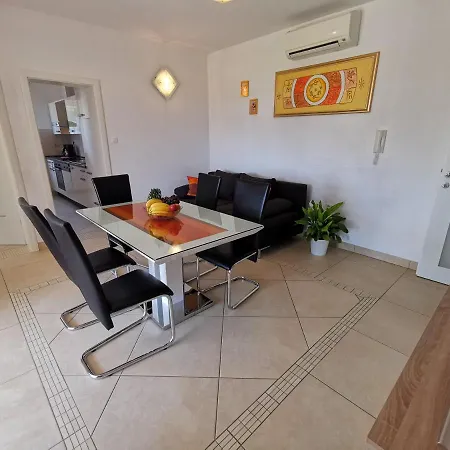 Sara 50 M From The Beach, With Balcony, Ac, Private Parking Crikvenica