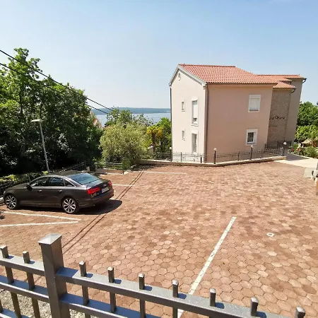Apartment Sara 50 M From The Beach, With Balcony, Ac, Private Parking