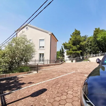 Apartment Sara 50 M From The Beach, With Balcony, Ac, Private Parking *