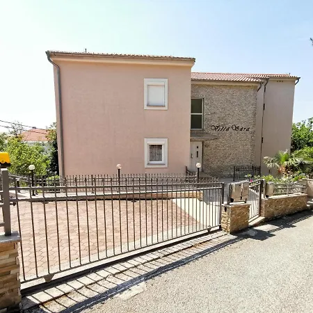 Apartment Sara 50 M From The Beach, With Balcony, Ac, Private Parking *
