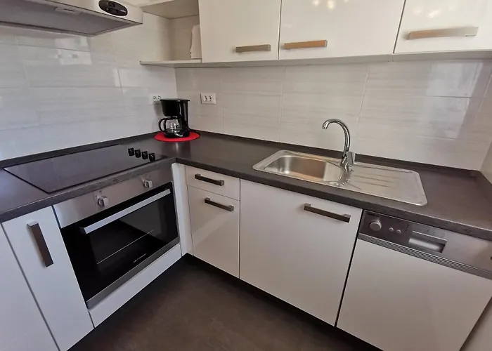 Appartement Sara 50 M From The Beach, With Balcony, Ac, Private Parking *