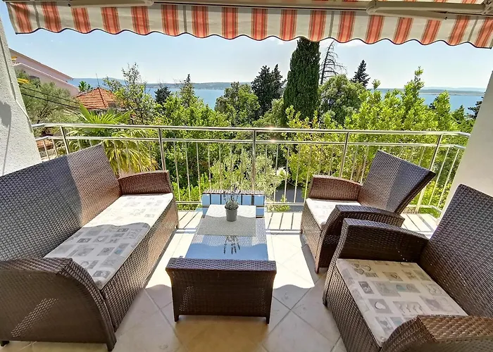 Apartman Sara 50 M From The Beach, With Balcony, Ac, Private Parking