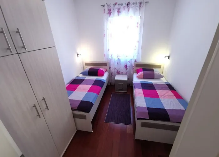 Sara 50 M From The Beach, With Balcony, Ac, Private Parking *