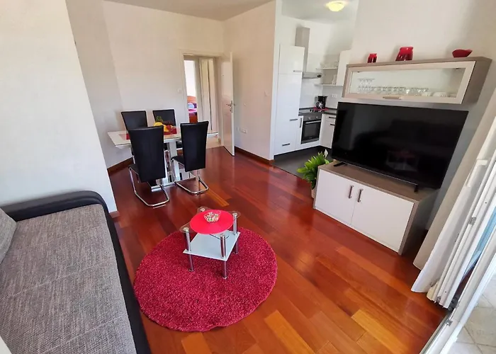 Sara 50 M From The Beach, With Balcony, Ac, Private Parking Apartman Crikvenica