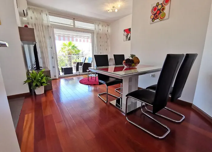 Sara 50 M From The Beach, With Balcony, Ac, Private Parking Apartman