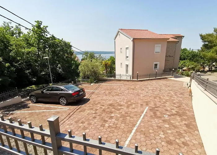 Apartman Sara 50 M From The Beach, With Balcony, Ac, Private Parking